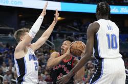 英雄联盟总决赛2025-猛龙主场大胜魔术，领先一步