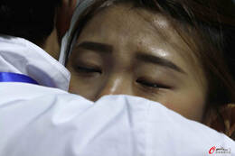 韩国夺得银牌,队员激动落泪 韩国夺得银牌,队员激动落泪