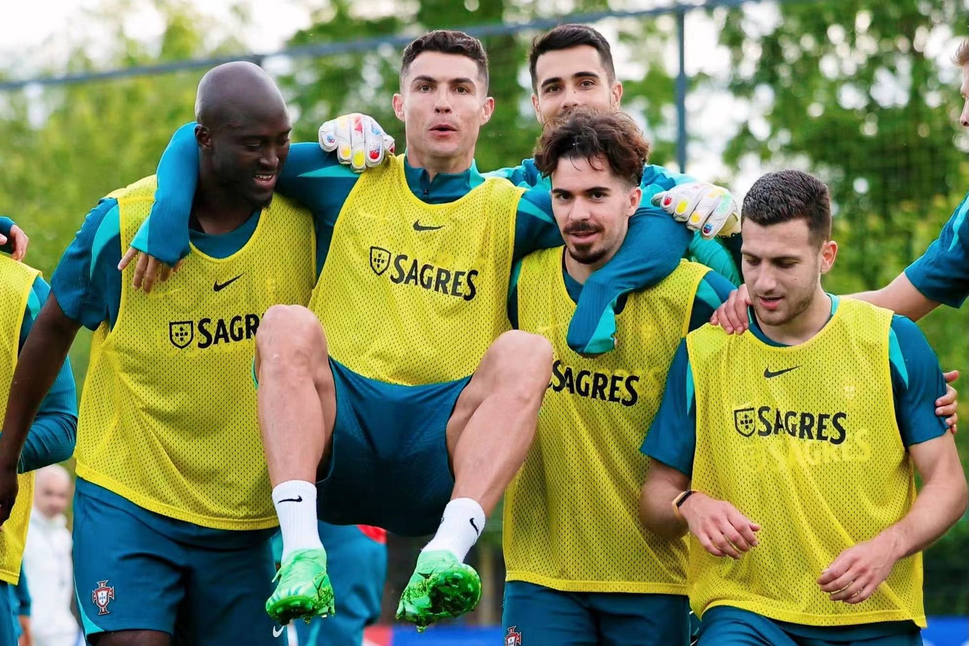 包含葡萄牙挑战捷克，谁将占据上风？的词条