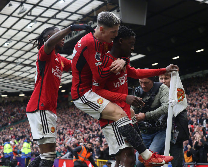 曼联逼平利物浦，保持不败纪录的简单介绍