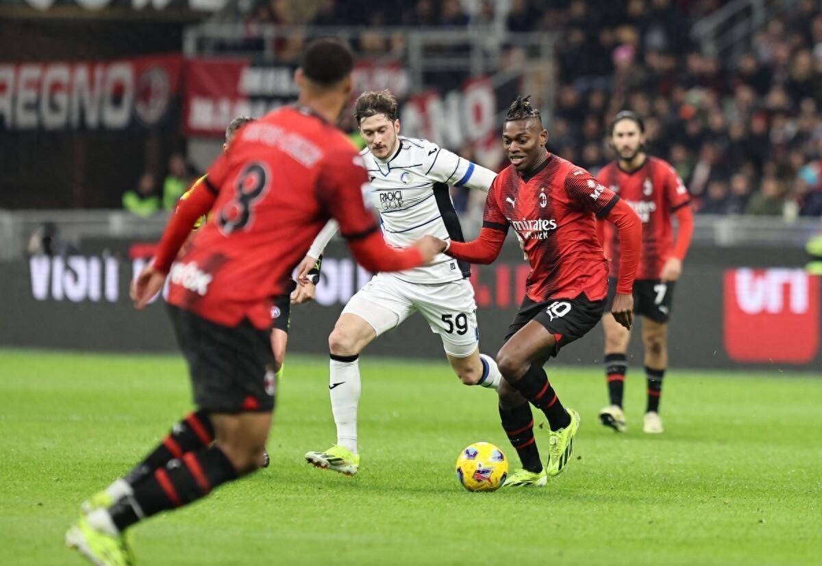 智利横扫AC米兰,德容关键制胜 智利横扫AC米兰,德容关键制胜