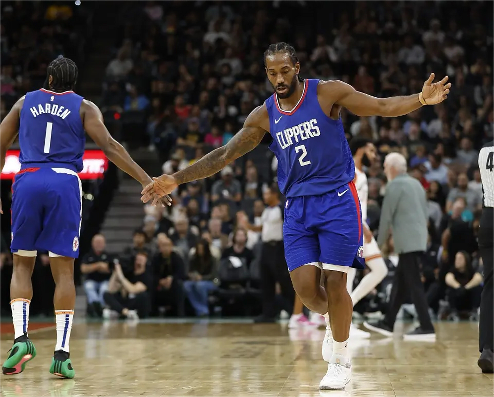 快船队击败对手，球迷赞扬不断