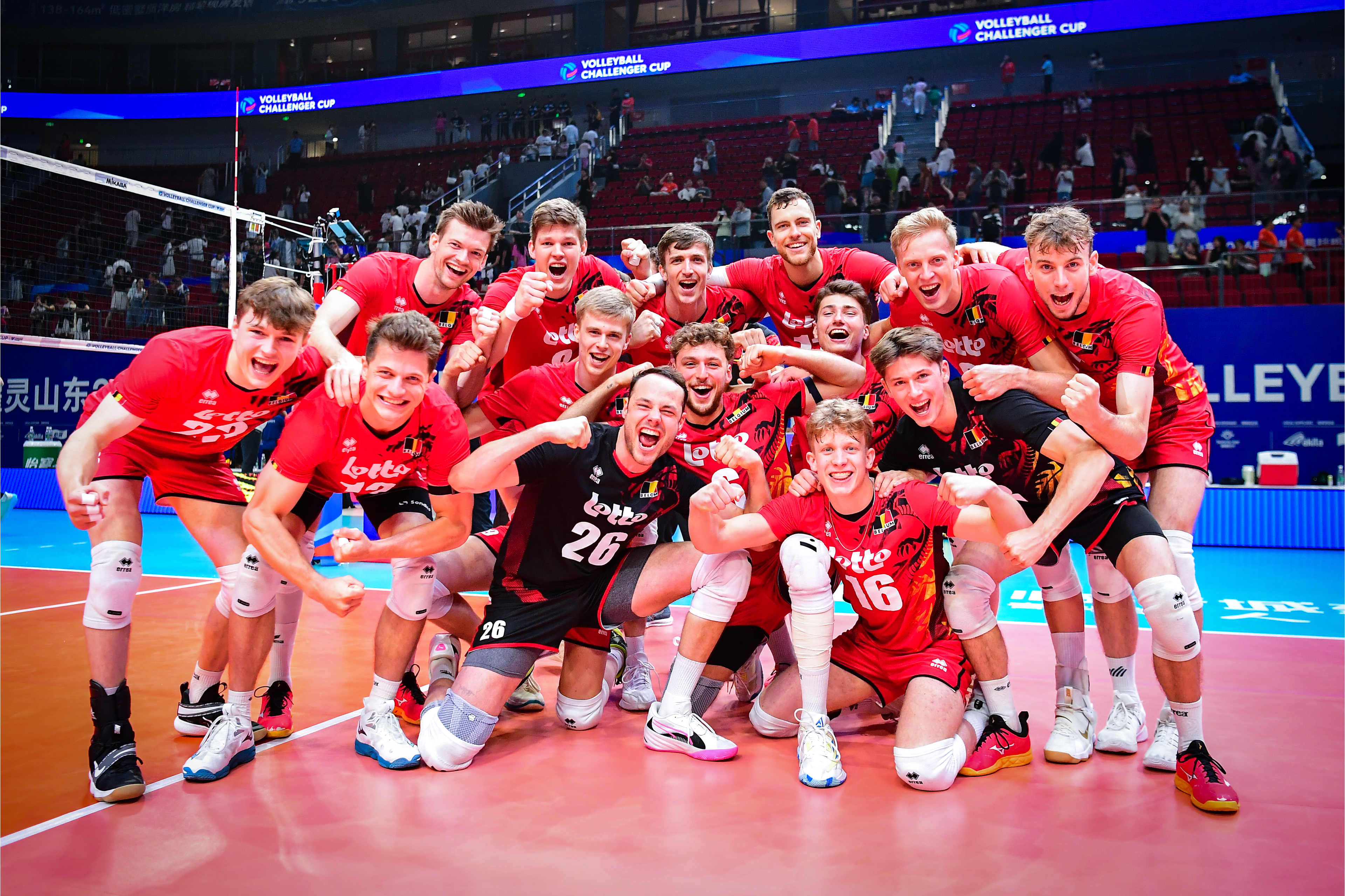 世界顶尖队伍角逐,冲刺赛场荣耀争夺 世界顶尖队伍角逐,冲刺赛场荣耀争夺