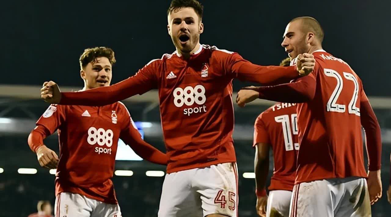 阿斯顿马丁横扫红牛二队，佩雷兹带队取胜