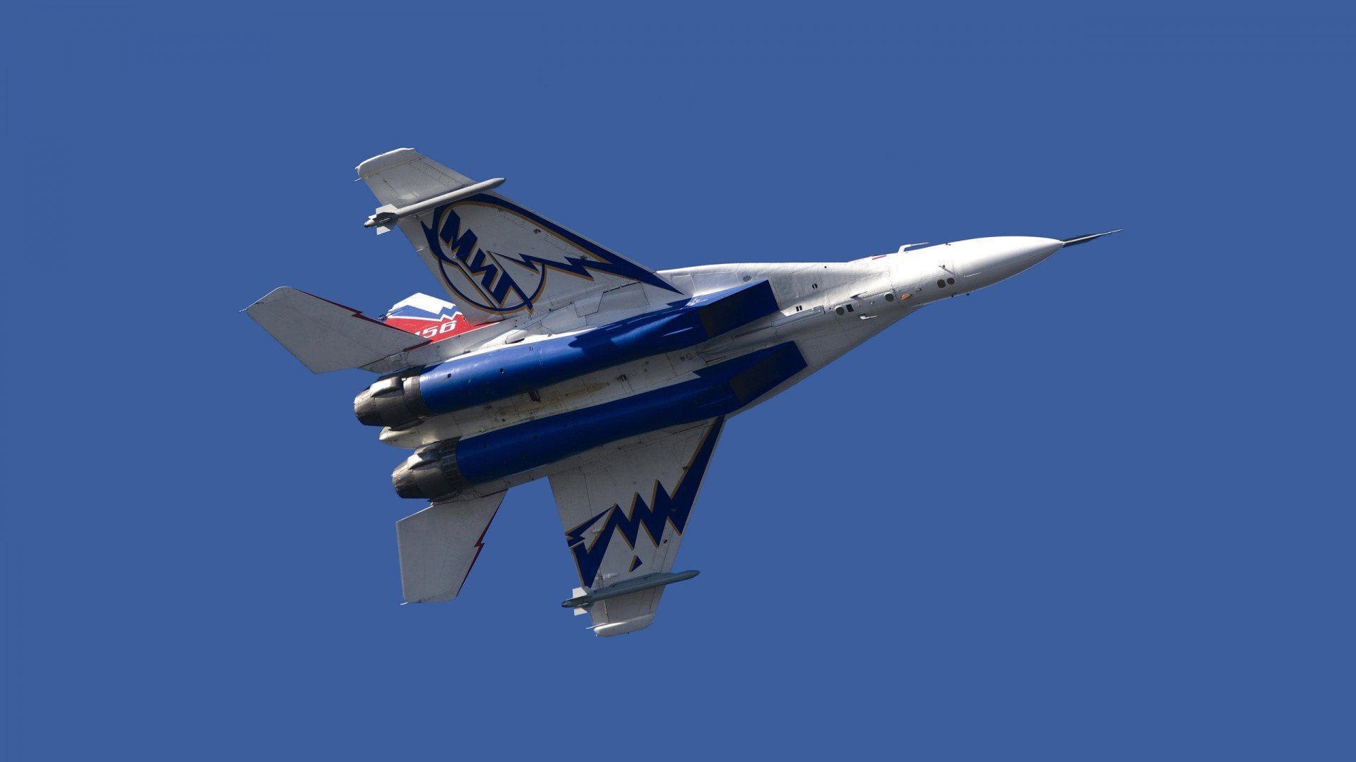 终场哨与终点线，双城记的两种巅峰对决