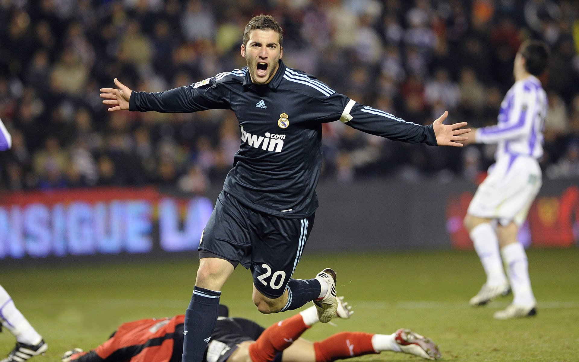 传奇之夜,卢卡库教科书式演绎,如何单枪匹马撕裂高卢铁壁?